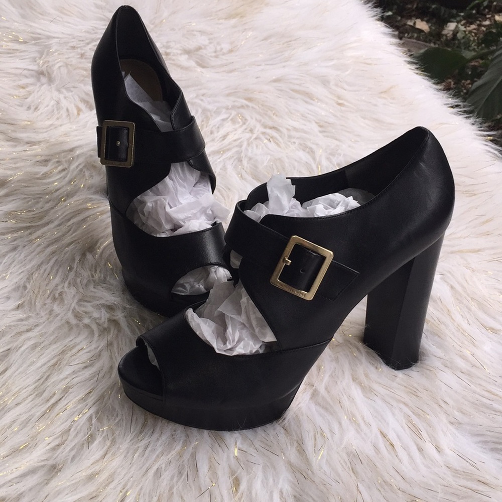 Michael Kor size 10 black leather 5 inch heel